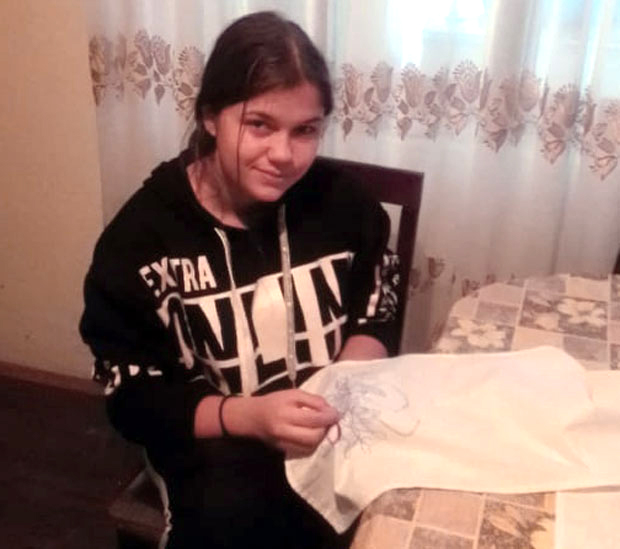 Сару (14) су вршњаци чудно гледали док нису видели шта може да направи